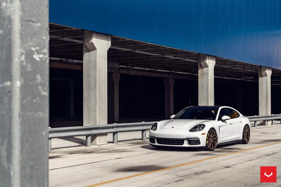  Porsche Panamera 4 on Vossen Wheels 2019 года  (фото 15 из 17)